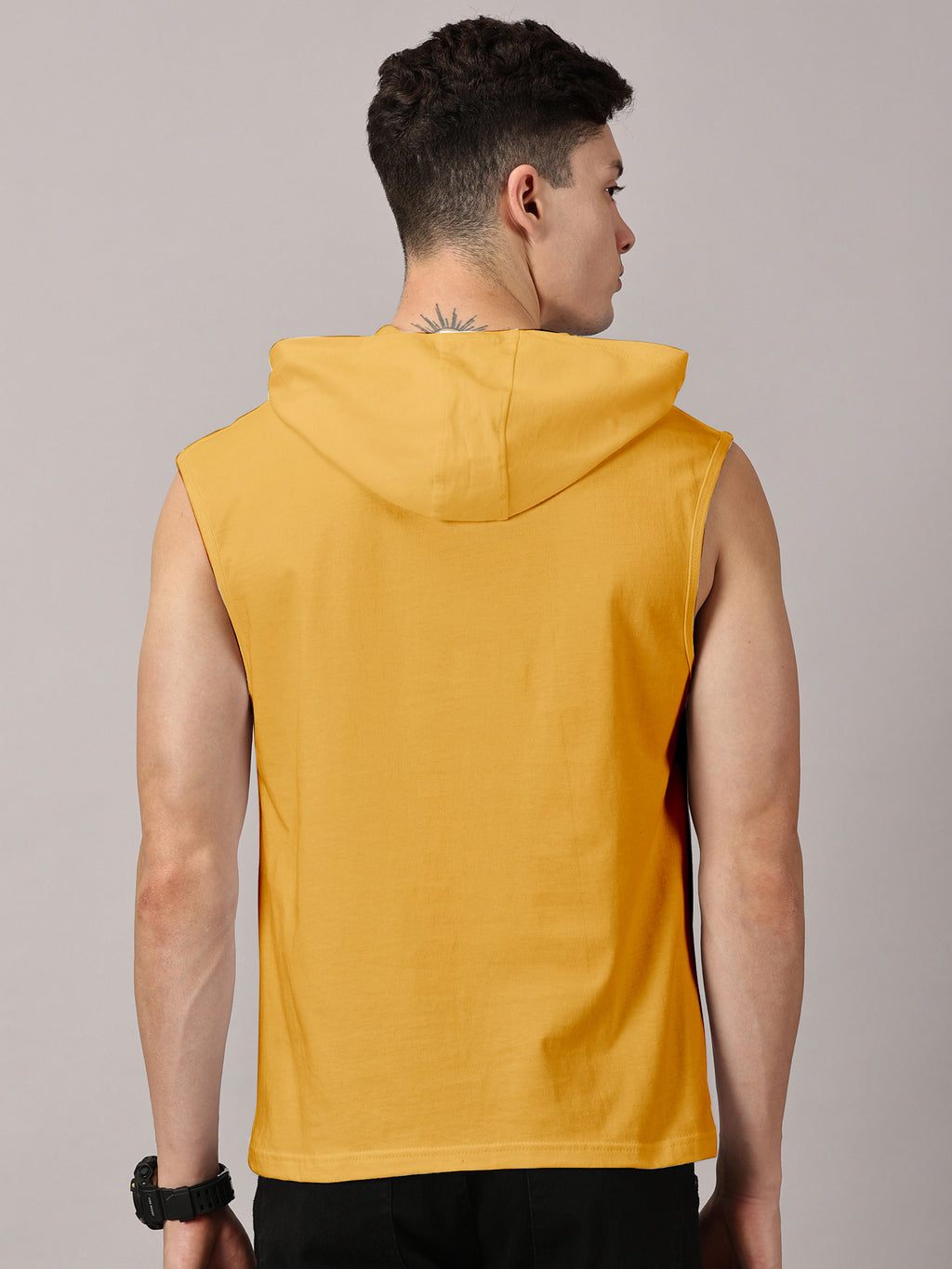 T-Shirt : Strive Hooded vest
