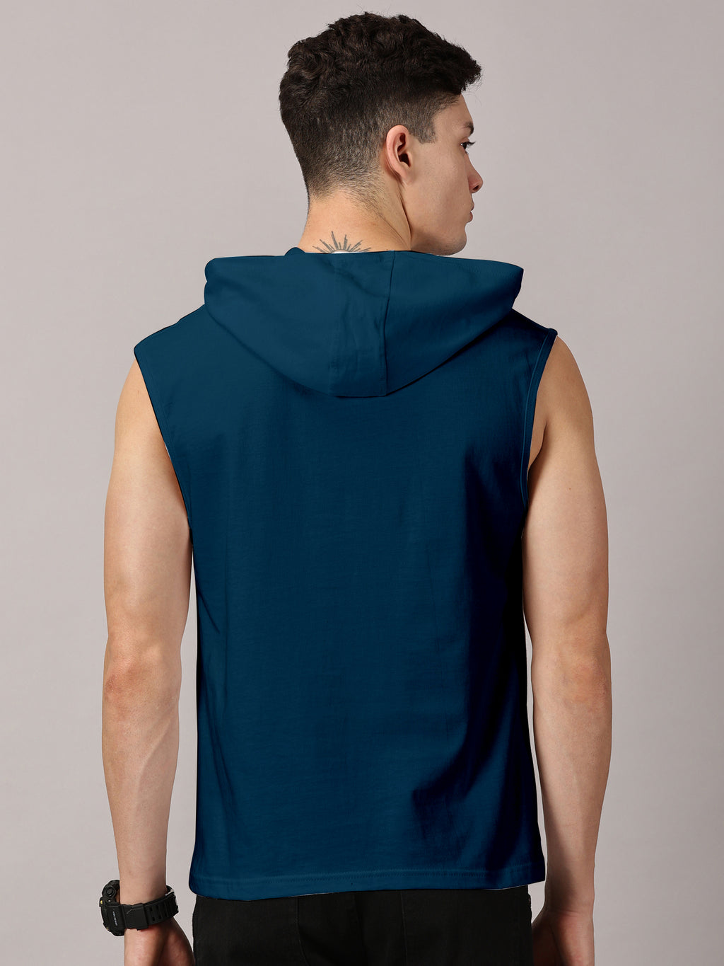 T-Shirt : Strive Hooded vest