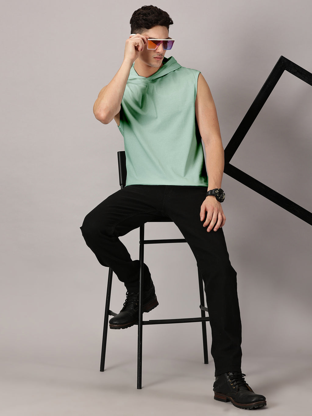 T-Shirt : Strive Hooded vest