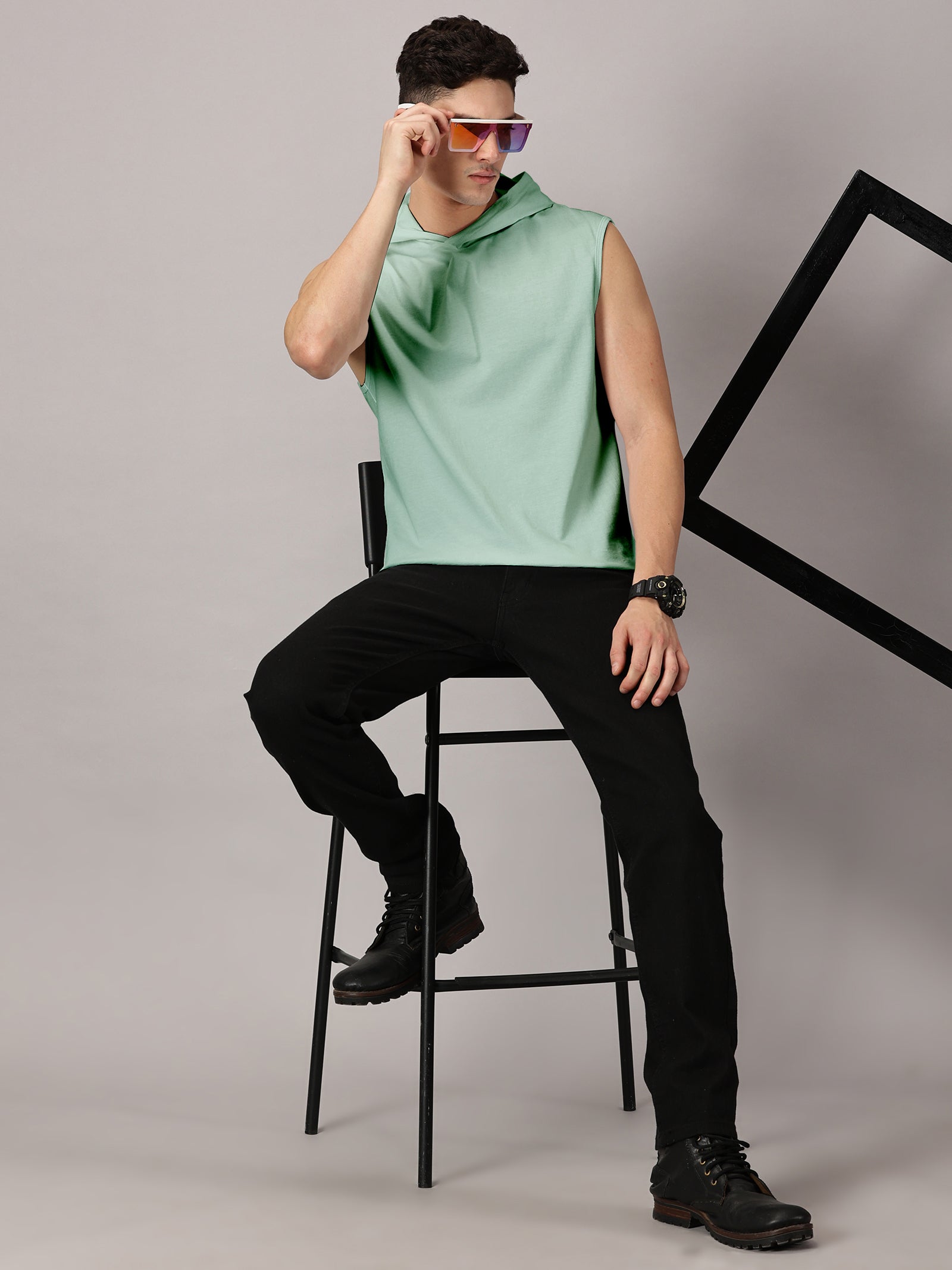 T-Shirt : Strive Hooded vest