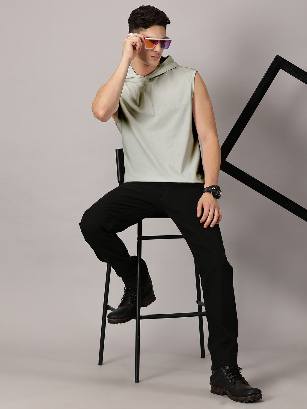 T-Shirt : Strive Hooded vest