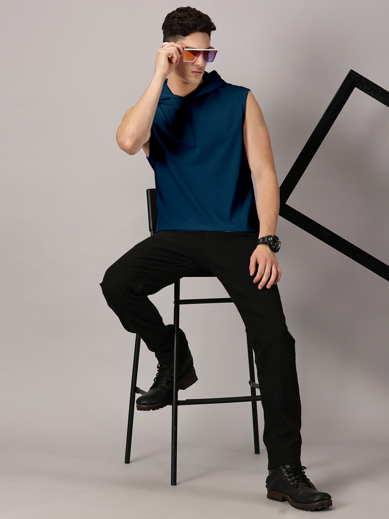 T-Shirt : Strive Hooded vest