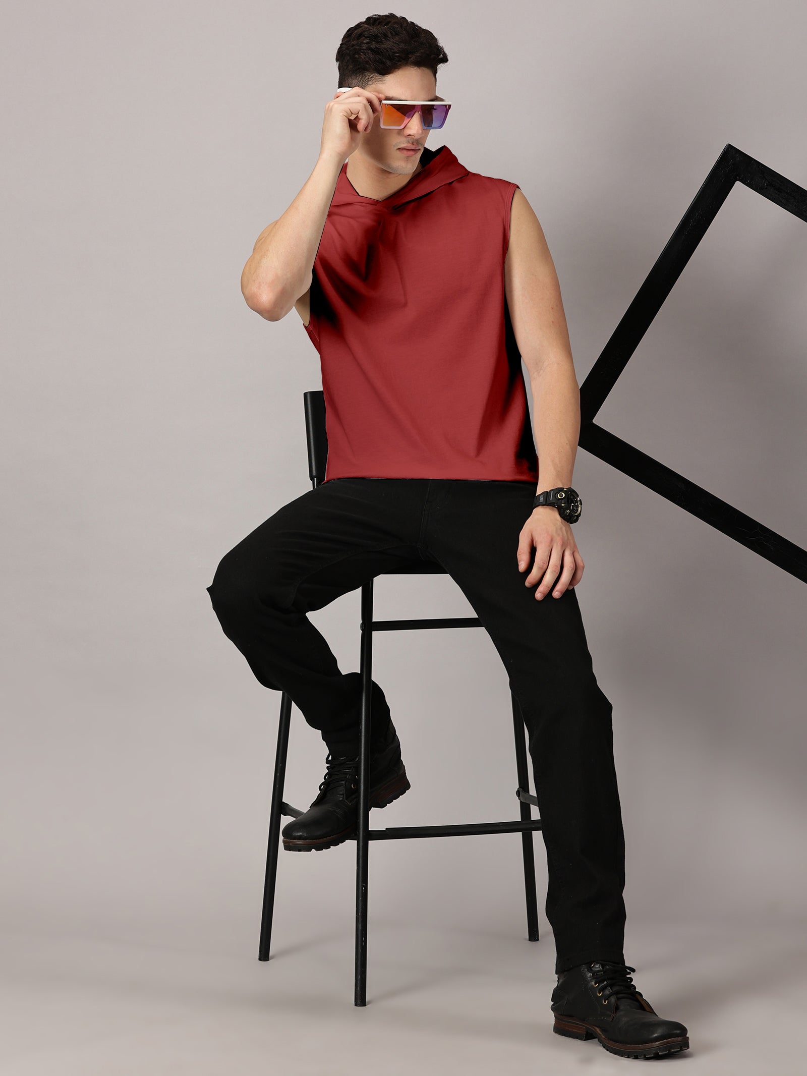 T-Shirt : Strive Hooded vest