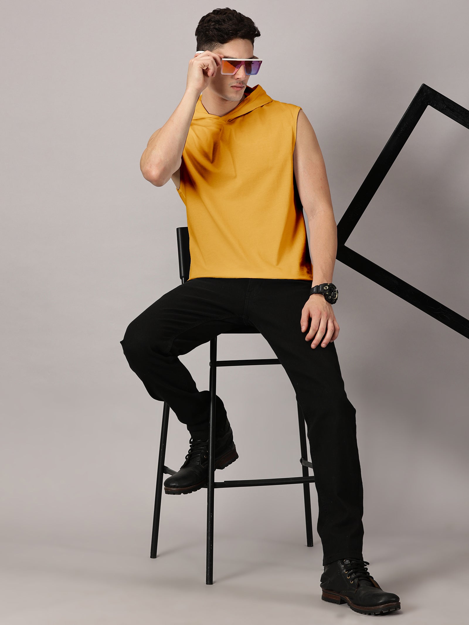T-Shirt : Strive Hooded vest