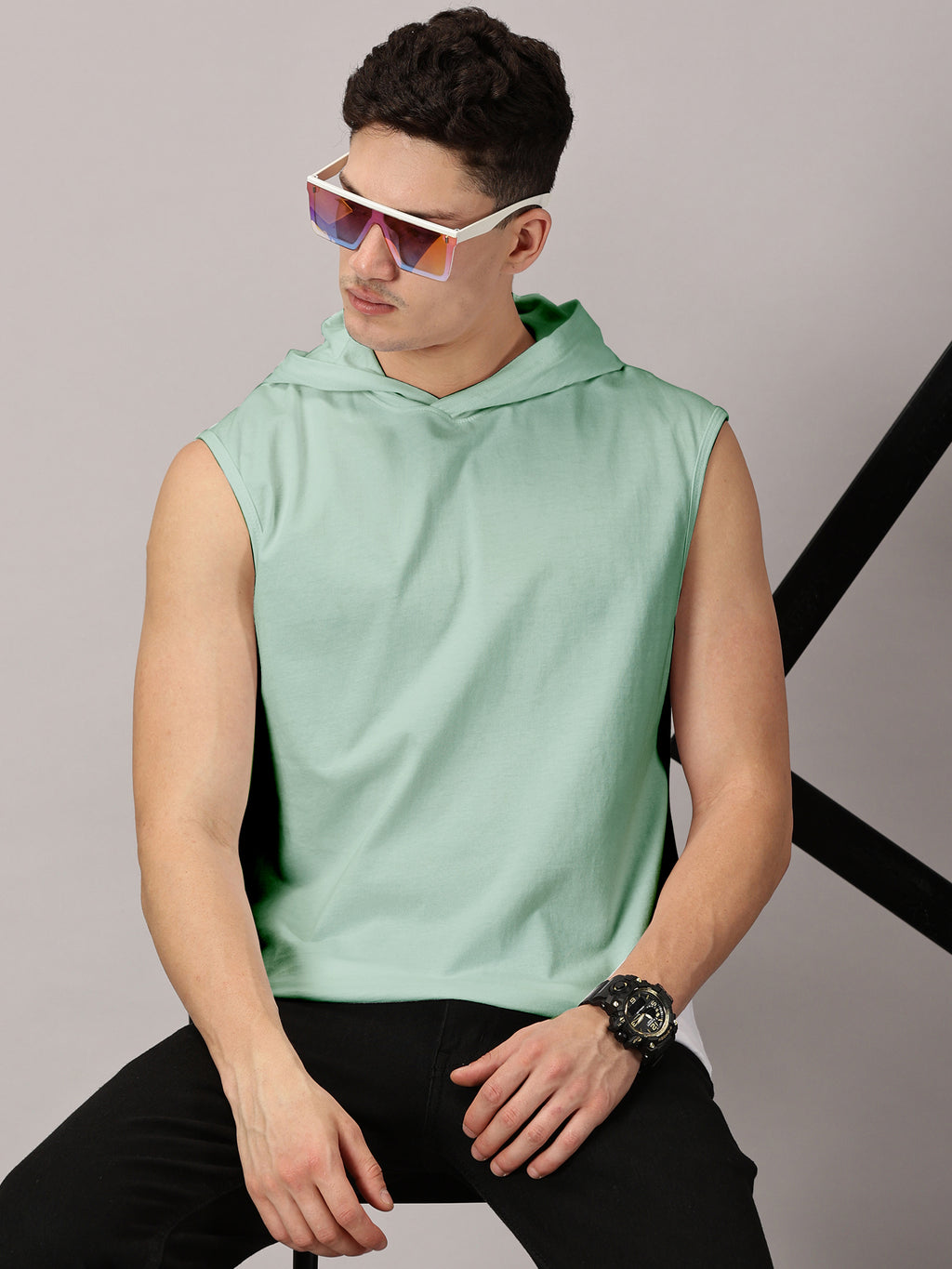 T-Shirt : Strive Hooded vest