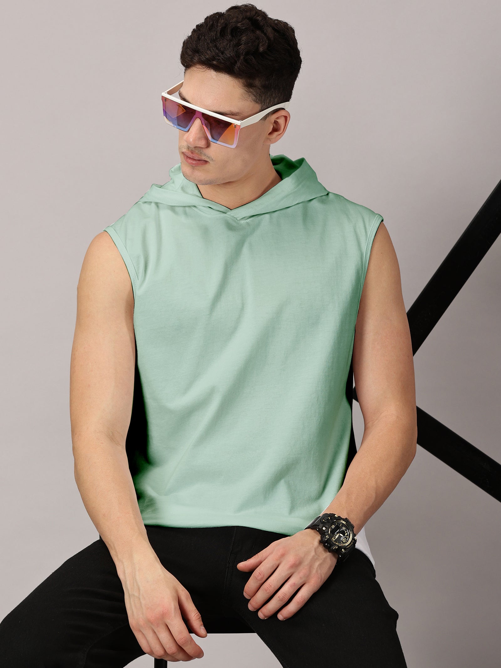 T-Shirt : Strive Hooded vest